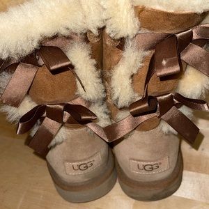 used size 9 bow UGG